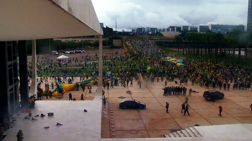 Manifestantes diante da fachada do STF confrontam a polícia em 8 de janeiro de 2023